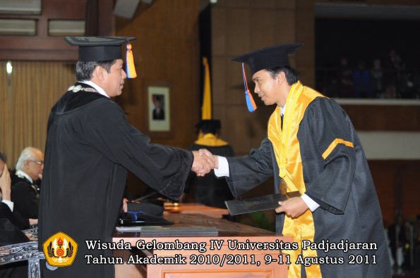 wisuda-ftg-oleh-dekan-28