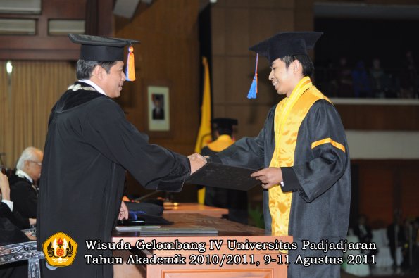 wisuda-ftg-oleh-dekan-29