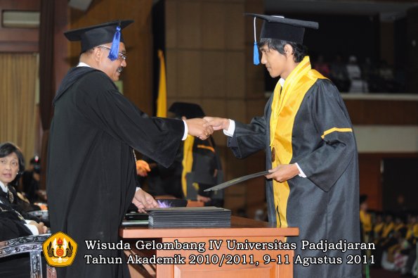 wisuda-fisip-oleh-dekan-033