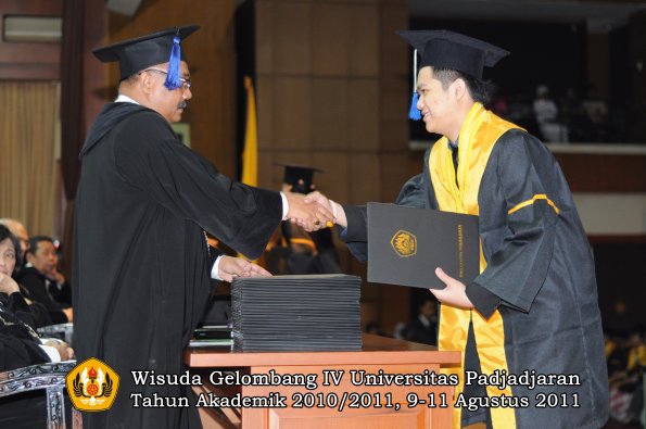 wisuda-fisip-oleh-dekan-079