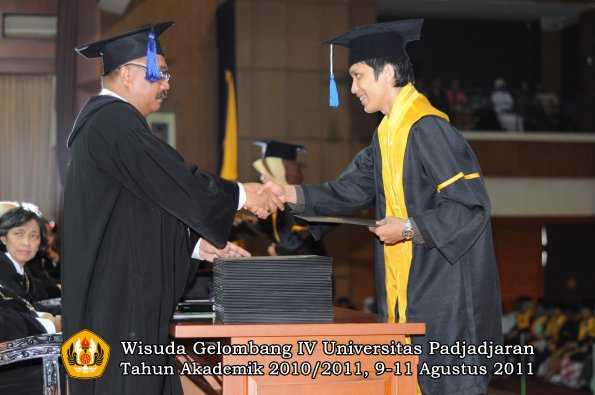 wisuda-fisip-oleh-dekan-083