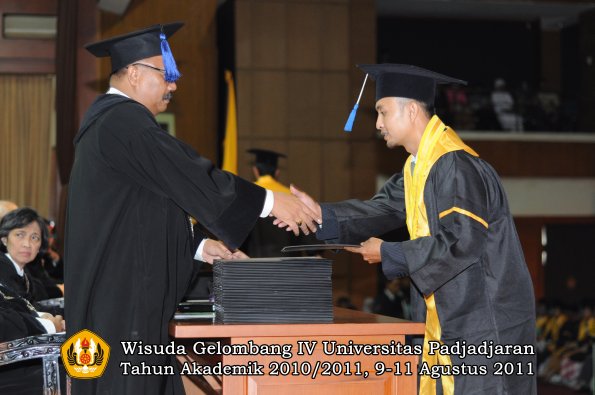 wisuda-fisip-oleh-dekan-085