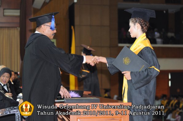 wisuda-fisip-oleh-dekan-086