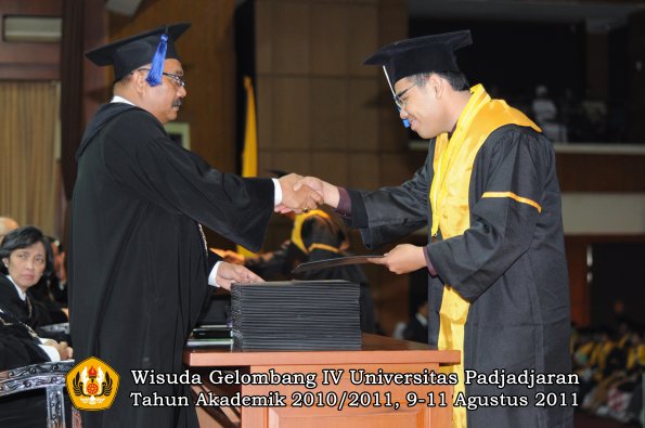 wisuda-fisip-oleh-dekan-087