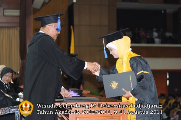 wisuda-fisip-oleh-dekan-088