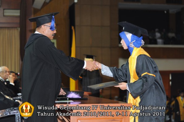 wisuda-fisip-oleh-dekan-100