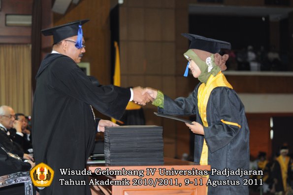 wisuda-fisip-oleh-dekan-104