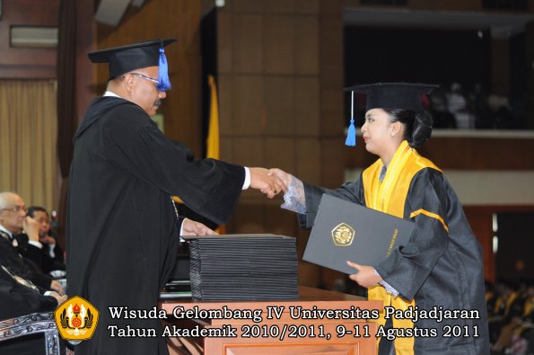 wisuda-fisip-oleh-dekan-112