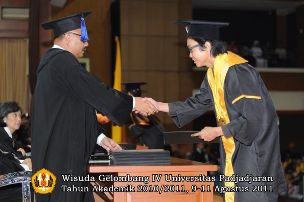 wisuda-fisip-oleh-dekan-131