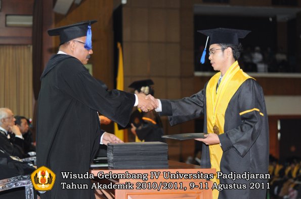 wisuda-fisip-oleh-dekan-140