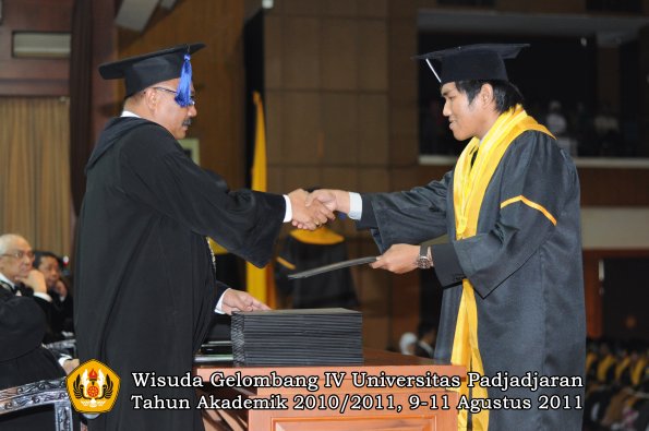 wisuda-fisip-oleh-dekan-142