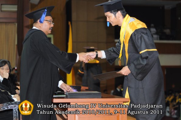 wisuda-fisip-oleh-dekan-143