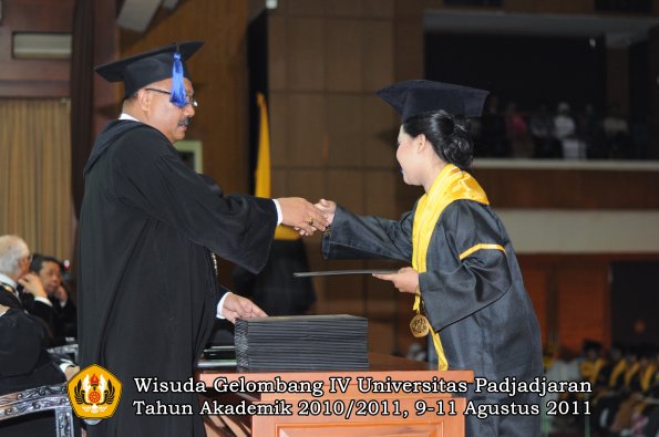 wisuda-fisip-oleh-dekan-144