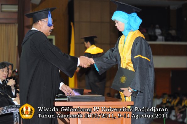 wisuda-fisip-oleh-dekan-145