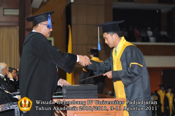 wisuda-fisip-oleh-dekan-148