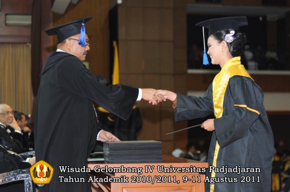 wisuda-fisip-oleh-dekan-150