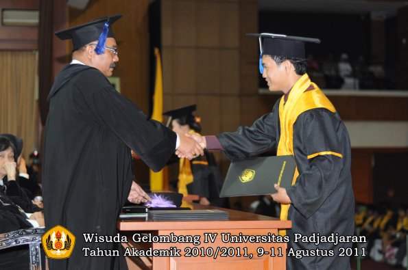 wisuda-fisip-oleh-dekan-151