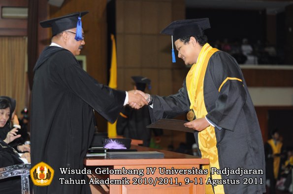 wisuda-fisip-oleh-dekan-153