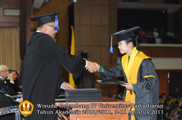 wisuda-fisip-oleh-dekan-154