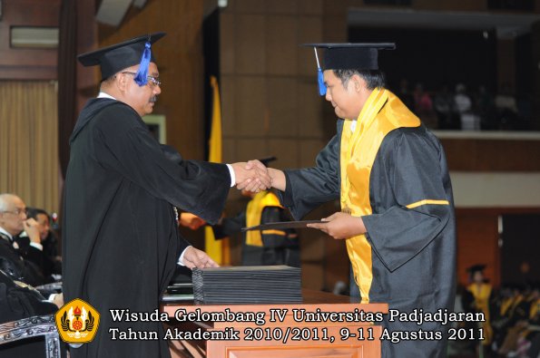 wisuda-fisip-oleh-dekan-155