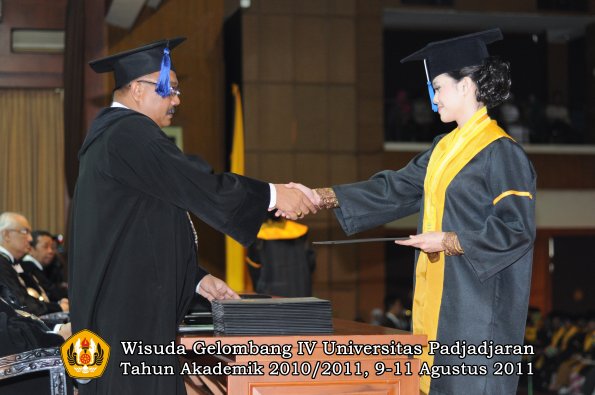 wisuda-fisip-oleh-dekan-158