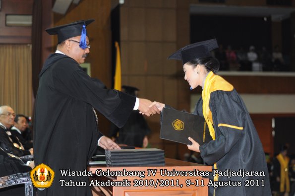 wisuda-fisip-oleh-dekan-159