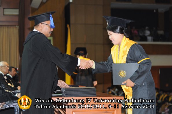 wisuda-fisip-oleh-dekan-160