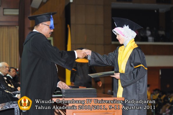 wisuda-fisip-oleh-dekan-161