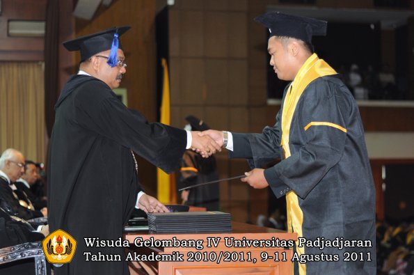 wisuda-fisip-oleh-dekan-162