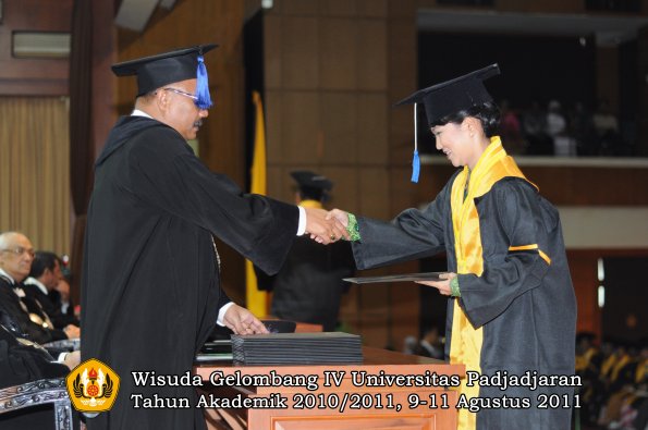 wisuda-fisip-oleh-dekan-163