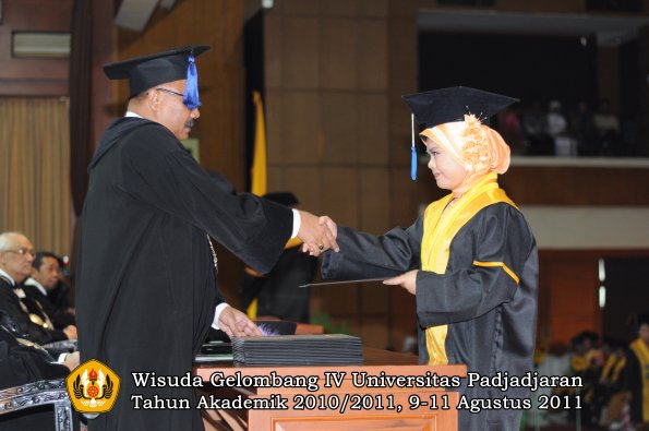 wisuda-fisip-oleh-dekan-164