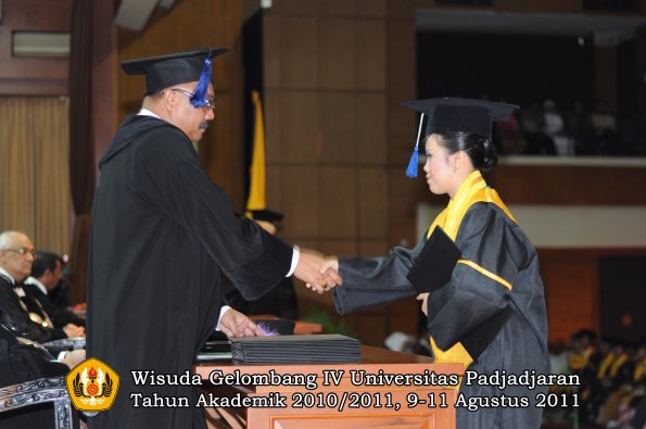 wisuda-fisip-oleh-dekan-165