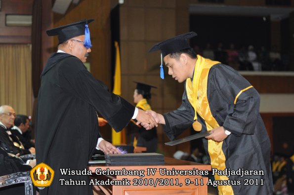 wisuda-fisip-oleh-dekan-166