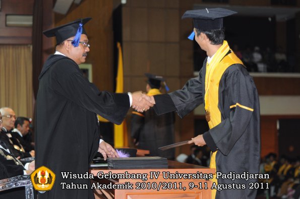 wisuda-fisip-oleh-dekan-167