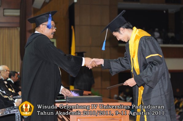 wisuda-fisip-oleh-dekan-168