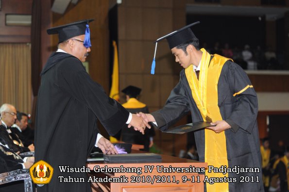 wisuda-fisip-oleh-dekan-170