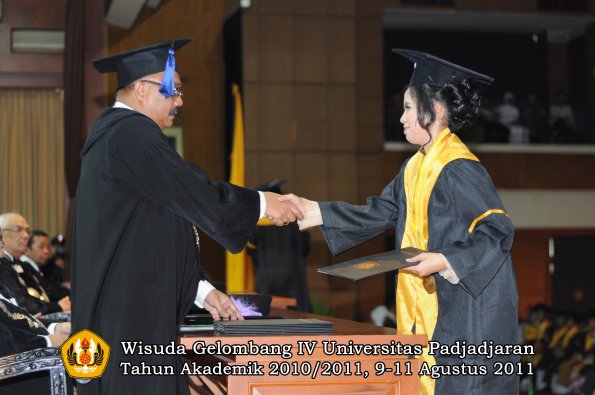 wisuda-fisip-oleh-dekan-172