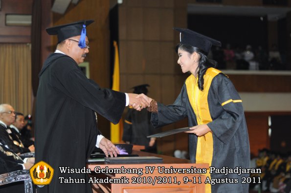 wisuda-fisip-oleh-dekan-173