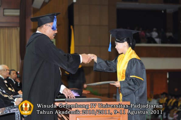 wisuda-fisip-oleh-dekan-174