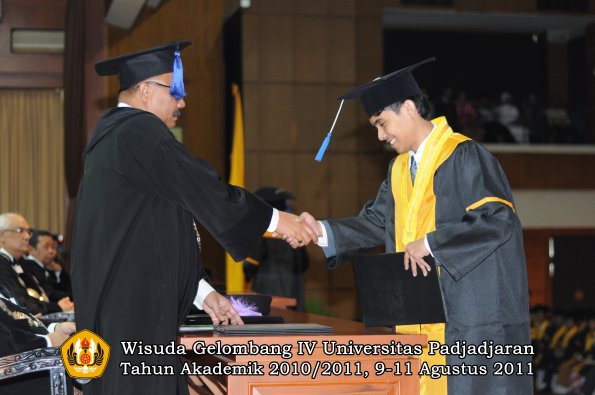 wisuda-fisip-oleh-dekan-175