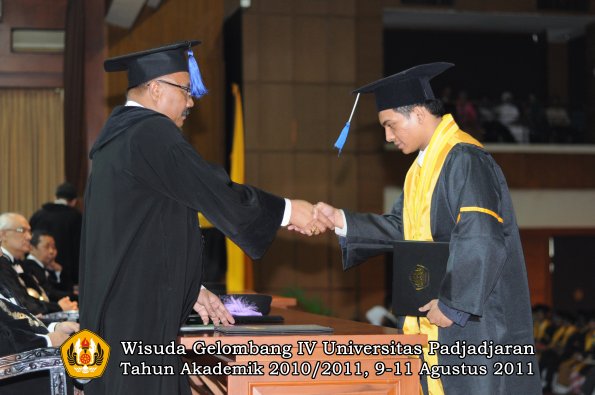 wisuda-fisip-oleh-dekan-176