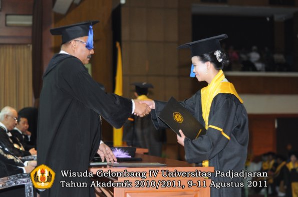 wisuda-fisip-oleh-dekan-177