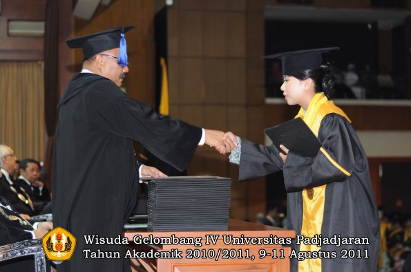 wisuda-fisip-oleh-dekan-180