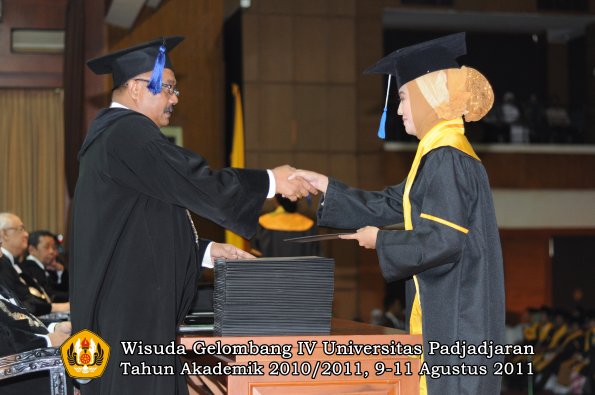 wisuda-fisip-oleh-dekan-181