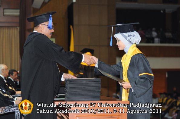 wisuda-fisip-oleh-dekan-182