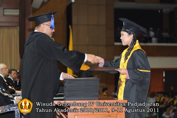 wisuda-fisip-oleh-dekan-183