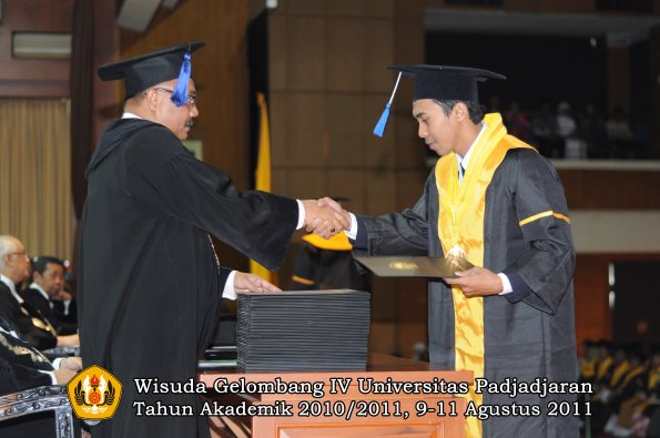 wisuda-fisip-oleh-dekan-184