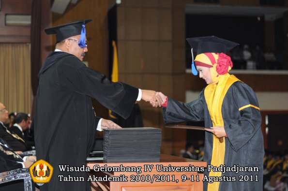 wisuda-fisip-oleh-dekan-185