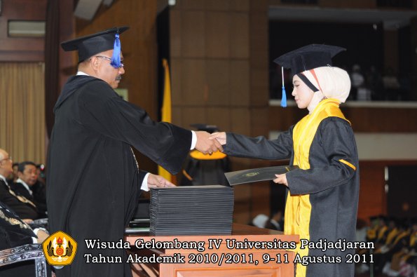 wisuda-fisip-oleh-dekan-186