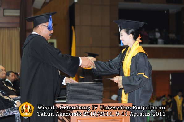 wisuda-fisip-oleh-dekan-187